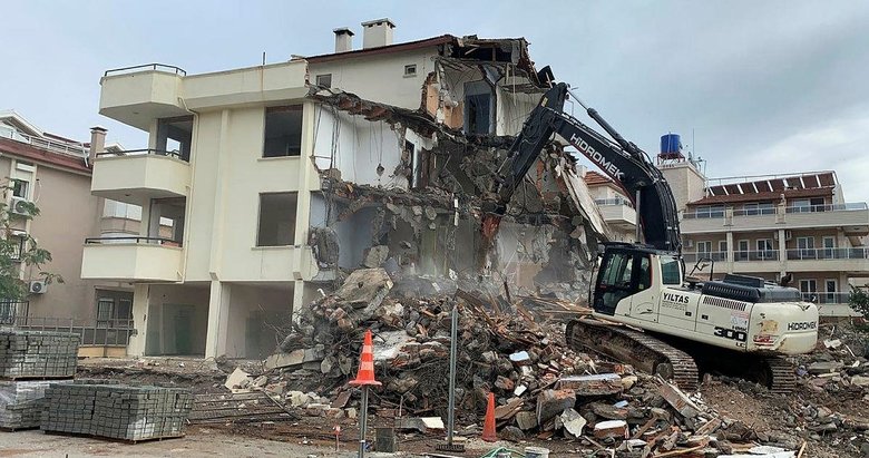 Marmaris’te riskli yapı olduğu belirlenen apart otel iş makinesiyle yıkıldı