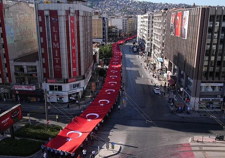izmirde-7den-70e-zafer-yuruyusu-yapildi-metrelerce-turk-bayragi-tasindi-1788940946132.jpeg