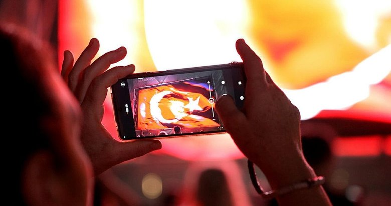 İzmir’de Cumhuriyet coşkusu! Tarihi saat kulesine yansıtıldı