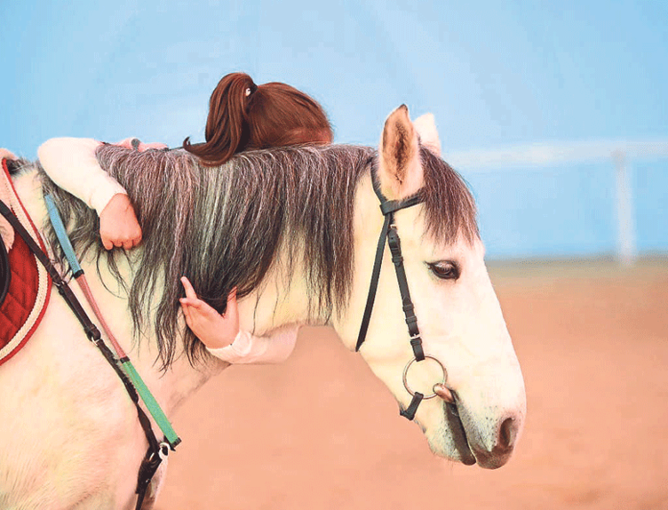 İzmir’de bir ilk! Buca Seyfi Demirsoy Devlet Hastanesi’nde atla terapi imkanı