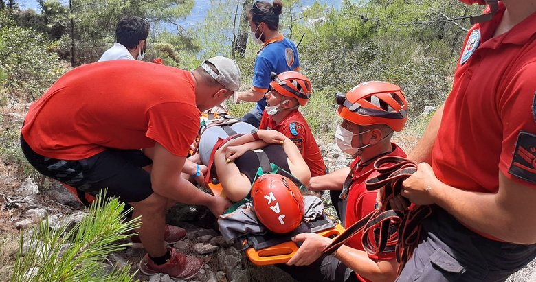 Fethiye’de kayalıklardan düşerek ayağı kırılan ve mahsur kalan turist kurtarıldı