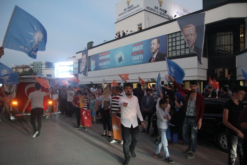 Ak Partililer ve MHP’liler sokaklara döküldü