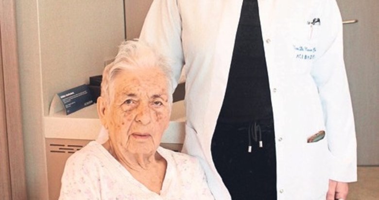 İnme geçiren yaşlı hasta akut tedaviyle iyileşti