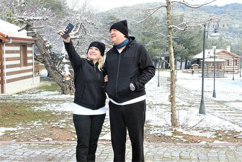 Spil’de kar keyfi yaşayan vatandaşlar: Biz İzmirliler için kar altından daha değerli