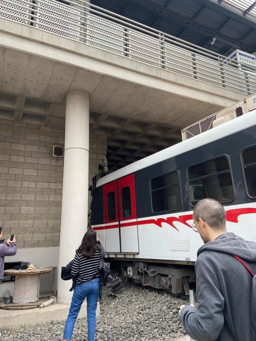 Son dakika! İzmir’de metro raydan çıkıp duvara çarptı! Çok sayıda ekip sevk edildi