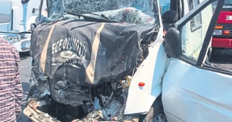 İki araç kafa kafaya çarpıştı: 8 yaralı