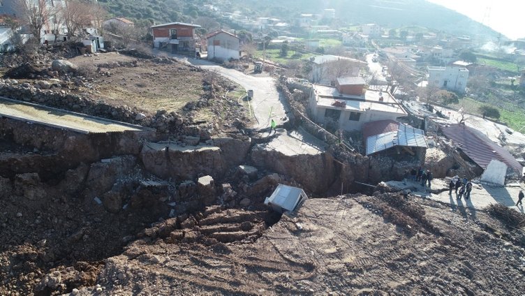 İzmir Bornova’da heyelan bölgesinde tehlike devam ediyor