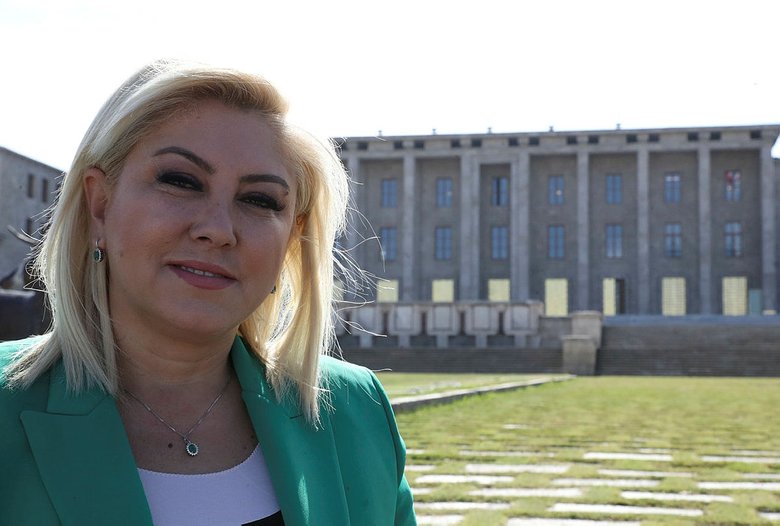 Hülya’nın iki eli yakanızda olacak