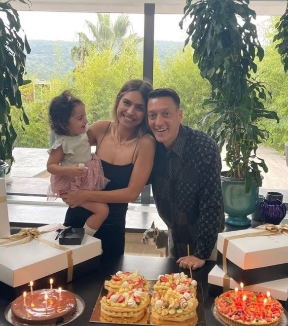 Mesut Özil’in eşine aldığı doğum günü hediyesinin fiyatı dudak uçuklattı