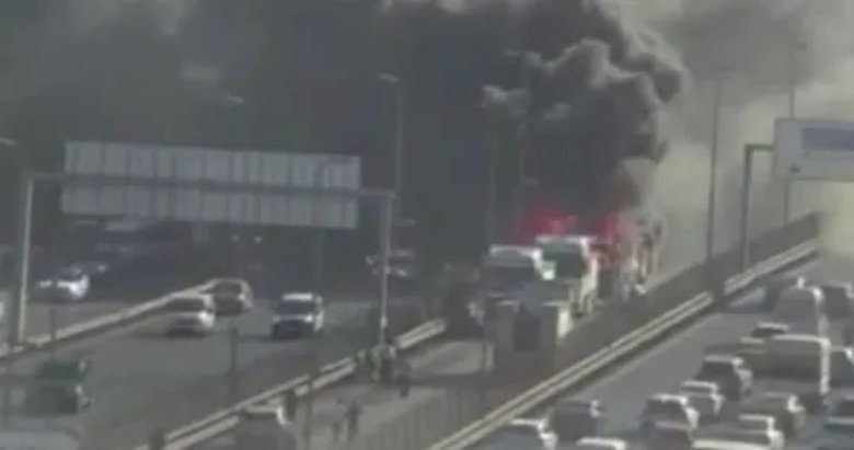Son Dakika: İstanbul’da metrobüs alev alev yandı! Yangın kısa sürede ekipler tarafından söndürüldü