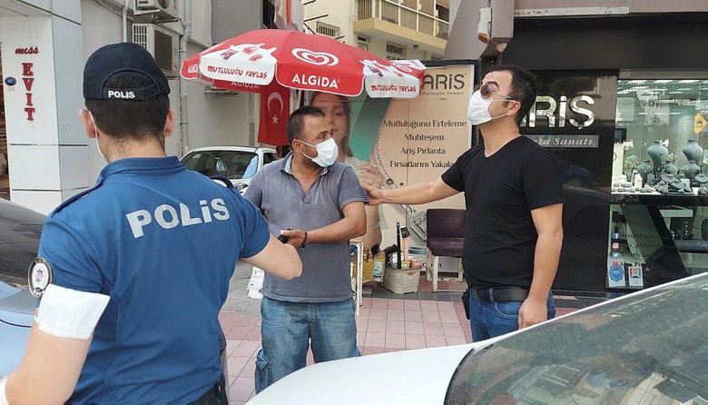 İzmir’de değnekçi terörü! Parayı almak için birbirlerini bıçaklıyorlar