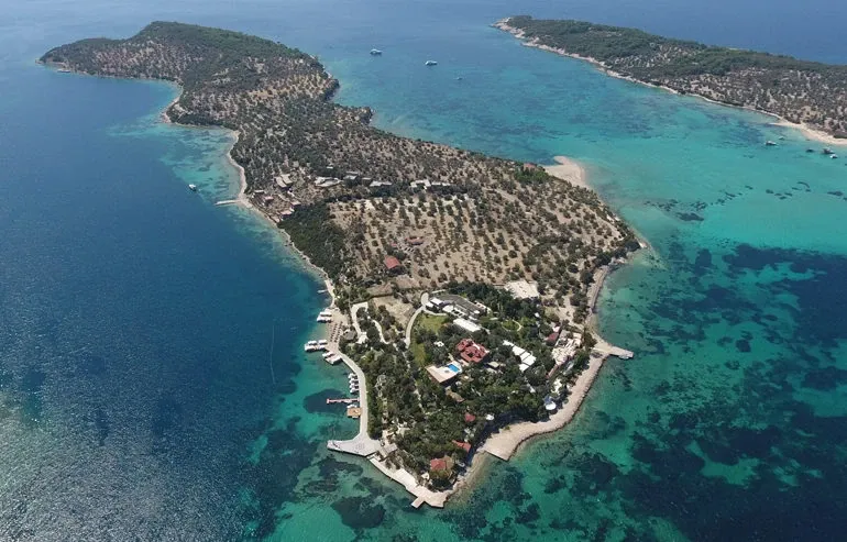 kuris-ailesinin-izmir-aciklarinda-adasi-ortaya-cikti-milyon-dolarlik-ada-bakin-1787044855177.png
