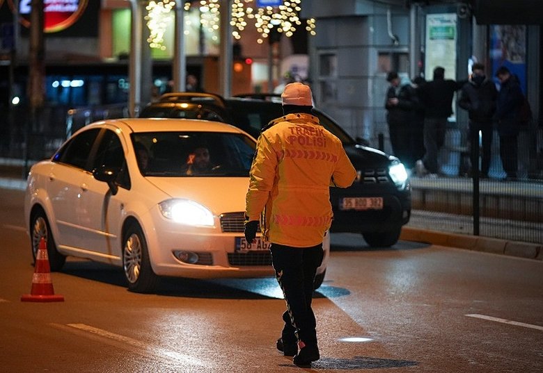 izmirde-yilbasinda-trafik-denetimi-kapsamli-sekilde-suruyor-1767214228467.jpeg
