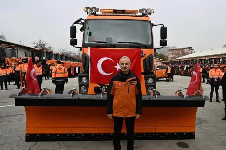 Kara yollarında kar ve buzla mücadele için hazırlıklar tamamlandı