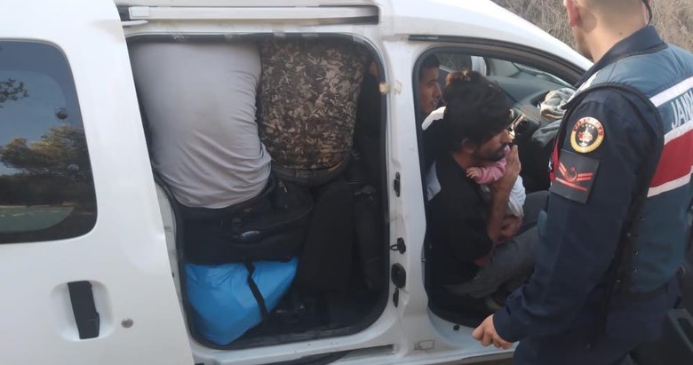 Jandarmanın durdurduğu araçtan 16 kaçak göçmen çıktı