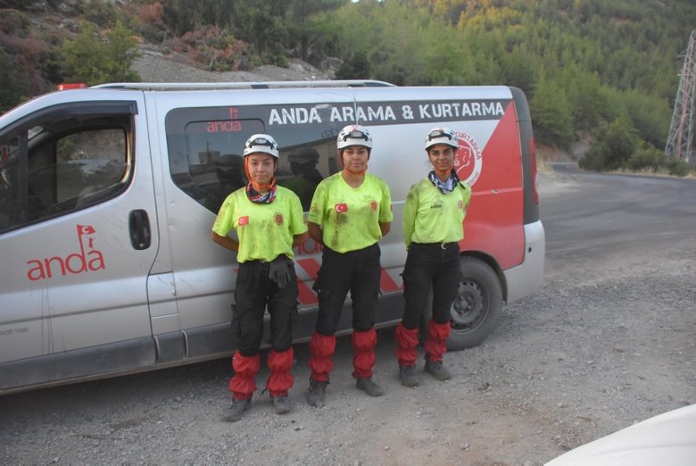 ’Yeşil Vatan’ için canla başla mücadele ediyorlar: Alevlerle savaşan kadınlar