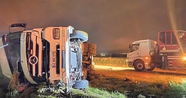 Mısır yüklü TIR devrildi: 5 yaralı