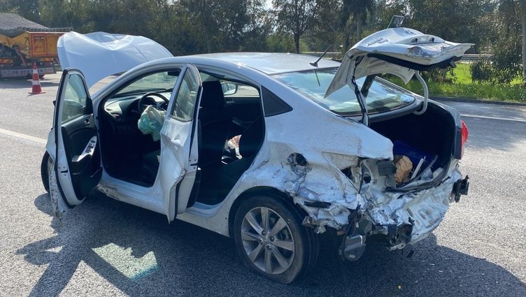 Kazaya müdahale için duran ambulansa araba çarptı: 1 ölü