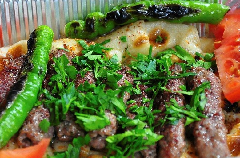 3 asırlık Manisa kebabı ekmek arasına girdi