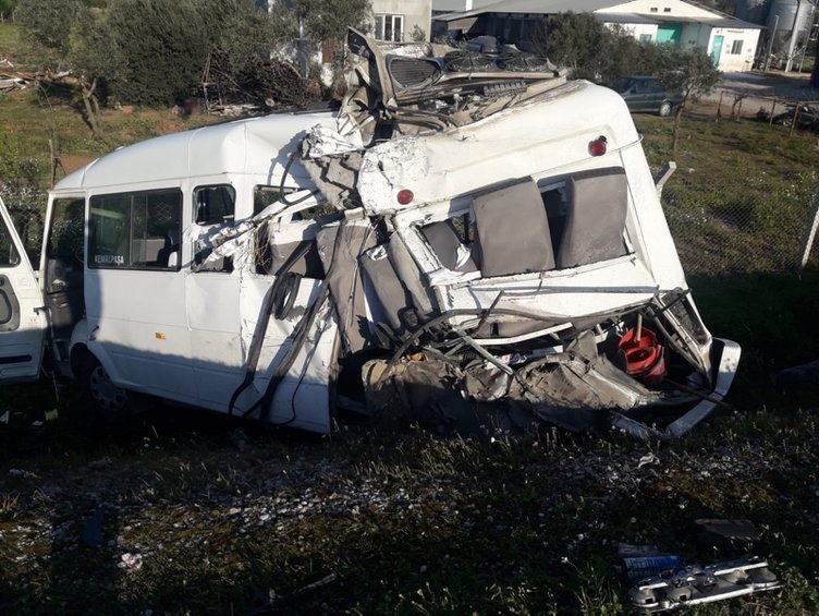 İzmir’de çok feci kaza! Tır, yolcu minibüsünü biçti