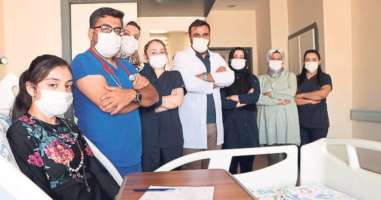 Bakan Koca ve doktorlara Nazlı’dan şarkıyla teşekkür