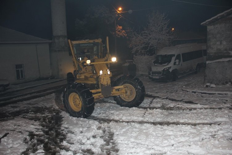 İzmir beyaza büründü! Öğrenci servisi yolda kaldı