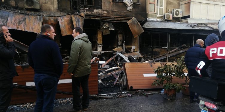 İzmir Bornova’da kafede yangın çıktı! 5 kişi dumandan etkilendi