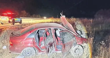 Aşırı süratli araç şarampole uçtu