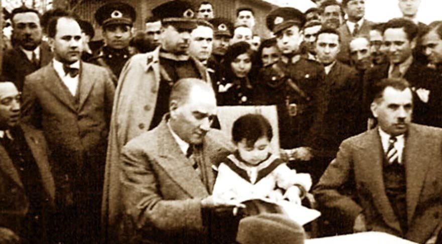 Bağımsızlığın sesi bir asır önce Meclis’ten yükseldi! Mustafa Kemal Atatürk’ün fotoğraflarıyla 23 Nisan Çocuk Bayramı...
