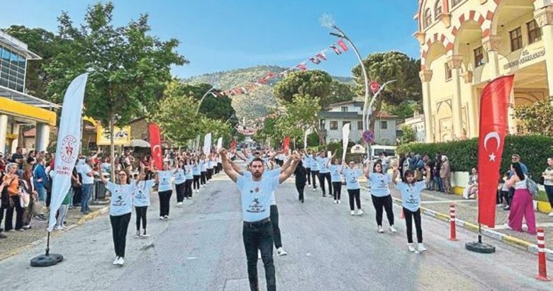 Bayındır’da 106. yılda 106 kişi Harmandalı oynadı