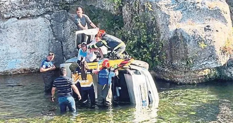 15 metre yükseklikten otomobiliyle göle uçtu
