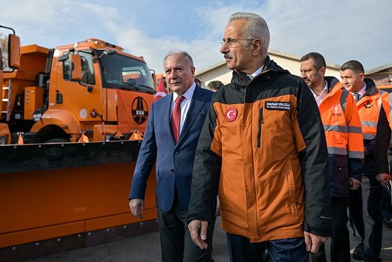 kis-hazirliklari-tamam-bakan-uraloglu-acikladi-karla-mucadeleye-22-milyar-liralik-arac-destegi-1764237924120.jpeg