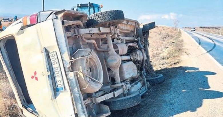 Devrilen minibüsteki 2 kişi ağır yaralandı