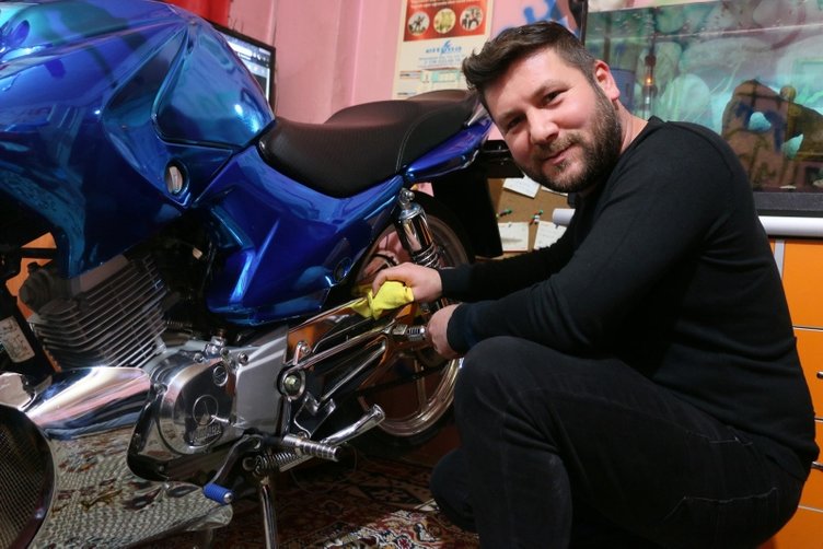 Modifiye motosikletini evinin salonuna park ediyor