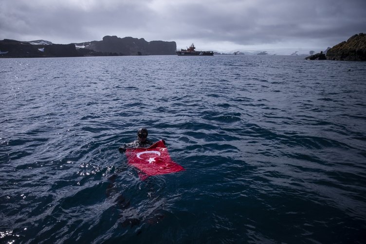 Milli sporcu Şahika Ercümen’den Antarktika’da tarihi dalış
