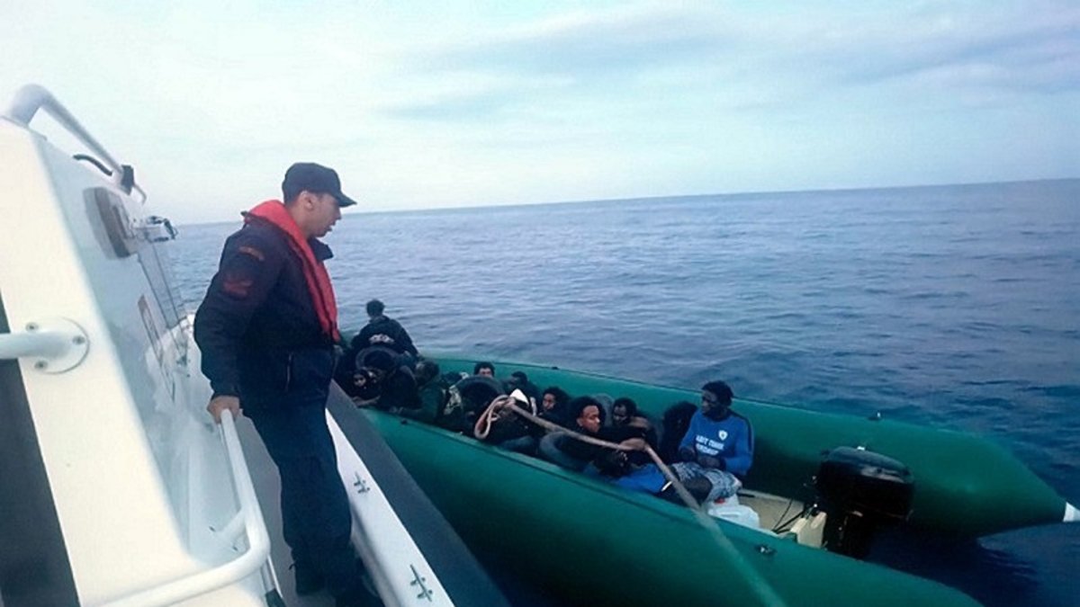İzmir'in iki ilçesinde göçmen operasyonu! Batmak üzereyken kurtarıldılar