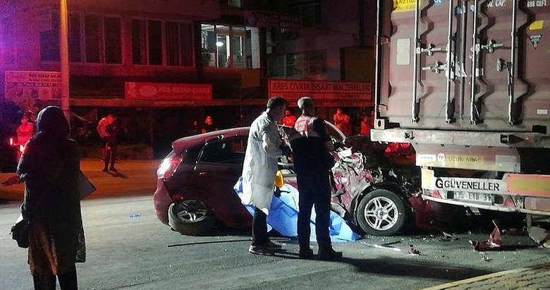 İzmir’de otomobil tır dorsesine çarptı 1 kişi öldü