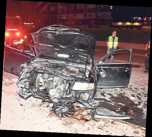Direğe çarpan araba takla attı