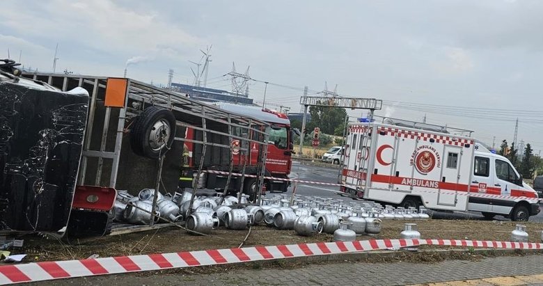 İzmir’deki kazada faciadan dönüldü! Yola savrulan onlarca tüp korkuya neden oldu
