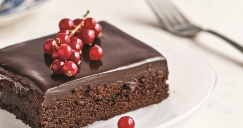 Bol çikolata sevenlere özel! Hurmalı ve yoğun çikolatalı kek nasıl yapılır? İşte tarifi ve malzemeleri...