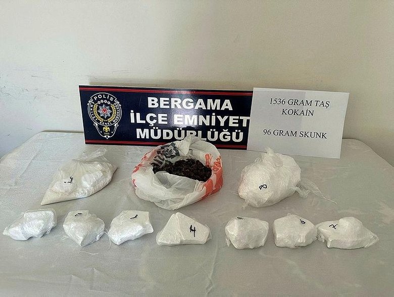 İzmir'de zehir tacirlerine operasyon: Bu yönteme polis bile şaştı kaldı