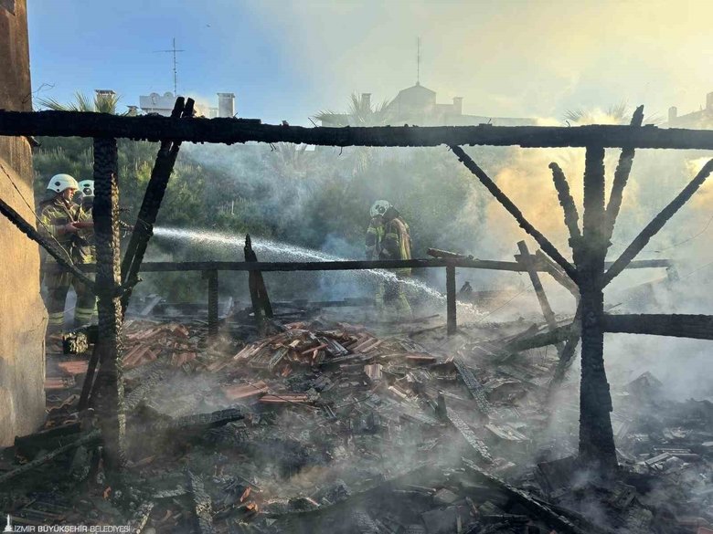 İzmir’de panik anlar! Restoran çatısı alev alev yandı