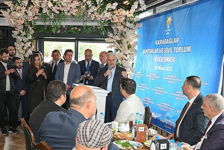 Binali Yıldırım İzmir'de muhtarlar ve sivil toplum kuruluşu üyeleriyle buluştu.