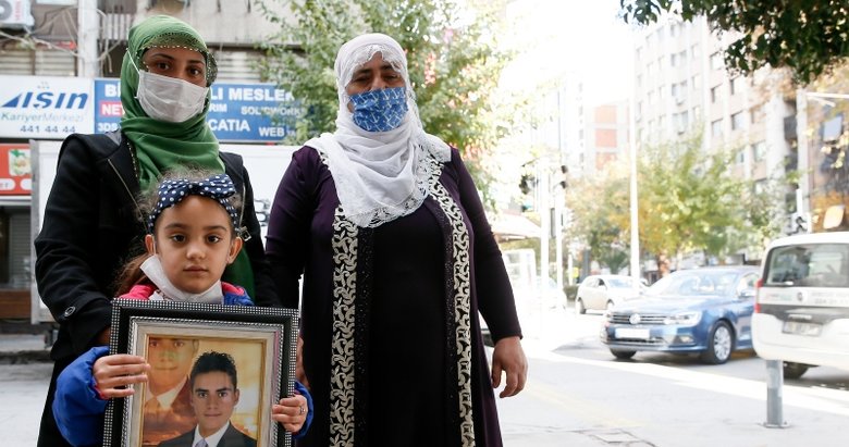 İzmir’de HDP önündeki evlat nöbetine bir aile daha katıldı