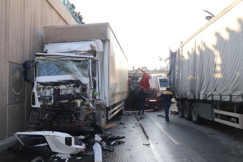 Manisa’da 4 tırın karıştığı kazada 2 kişi yaralandı