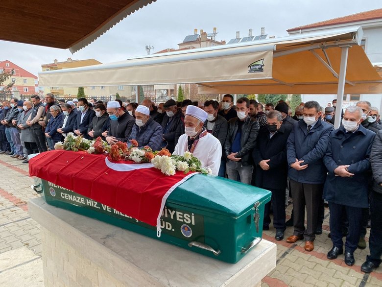 Tabutu çiçeklerle süslenen Müslüme, toprağa verildi