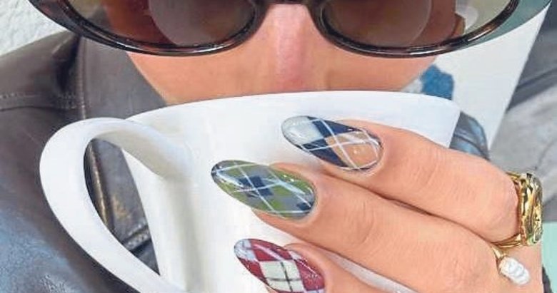 Kısın favorısı preppy manikür