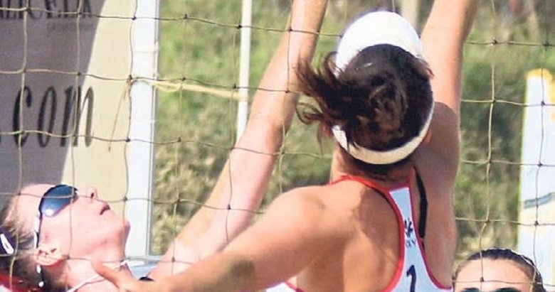 İzmir’de voleybol heyecanı sürüyor