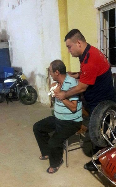 Denizli’de bıçak bilemek isterken parmağını kopardı! Kopan parmağını alıp kahvehaneye gitti