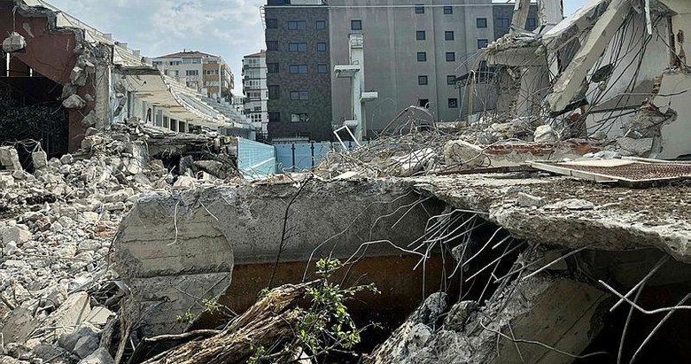 İzmir’in emektar tesisine veda! Atatürk Yüzme Havuzu’nda yıkım başladı